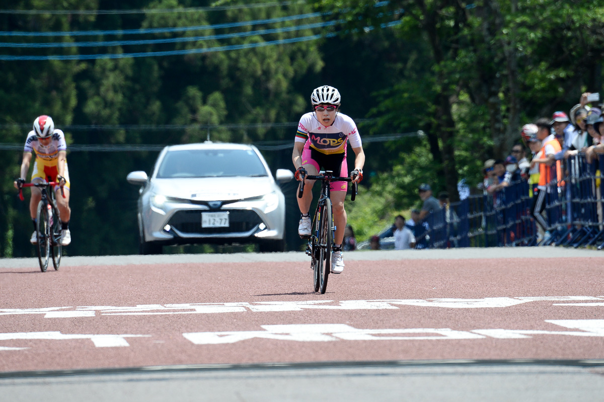 F(女子)唐見実世子(弱虫ペダルサイクリングチーム)を振り切ってフィニッシュする藤村祥子(MOPS)