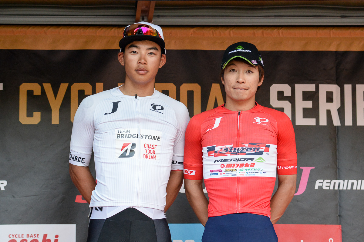 プロリーダージャージは岡篤志(宇都宮ブリッツェン・右)、ネクストリーダージャージは今村駿介(チームチームブリヂストンサイクリング)