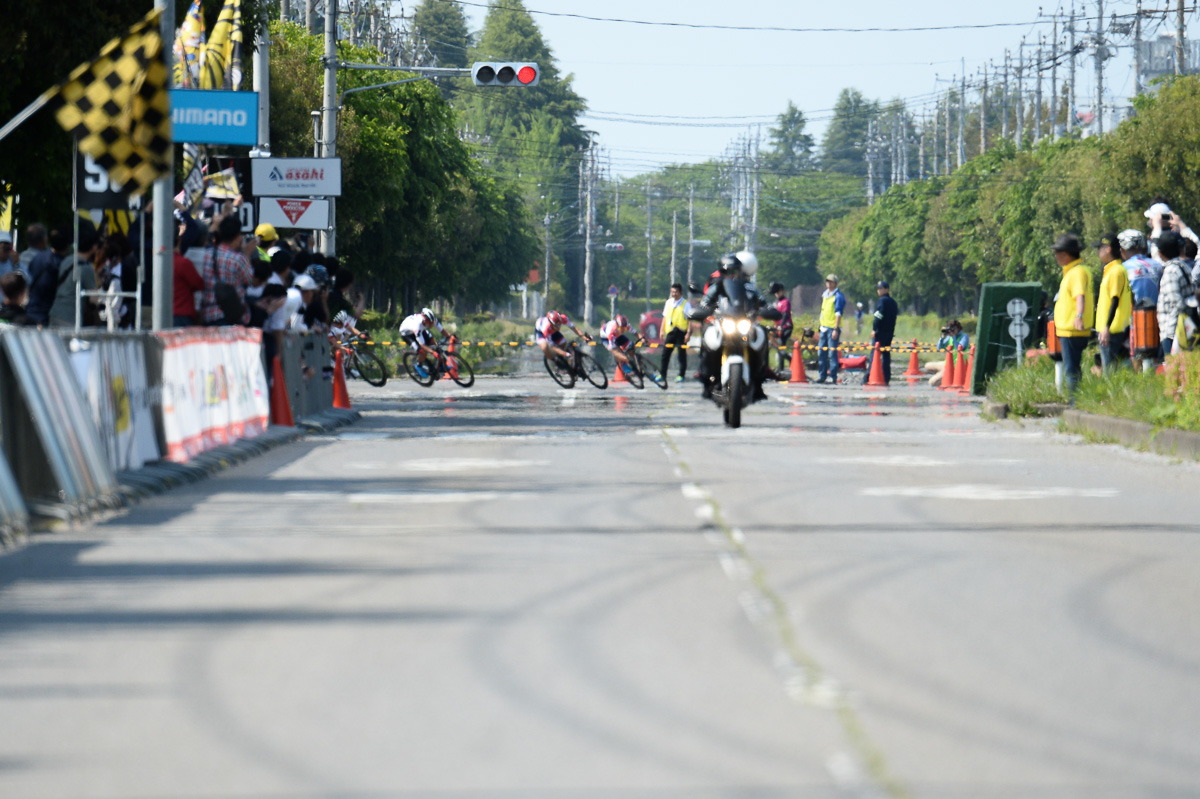 最終コーナー 宇都宮ブリッツェンの2人が先頭