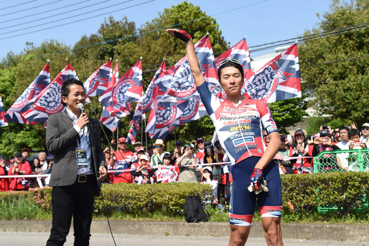 ブリッツェンサポーターの前で改めて今日のオノデライダーポーズを見せる小野寺玲(宇都宮ブリッツェン)