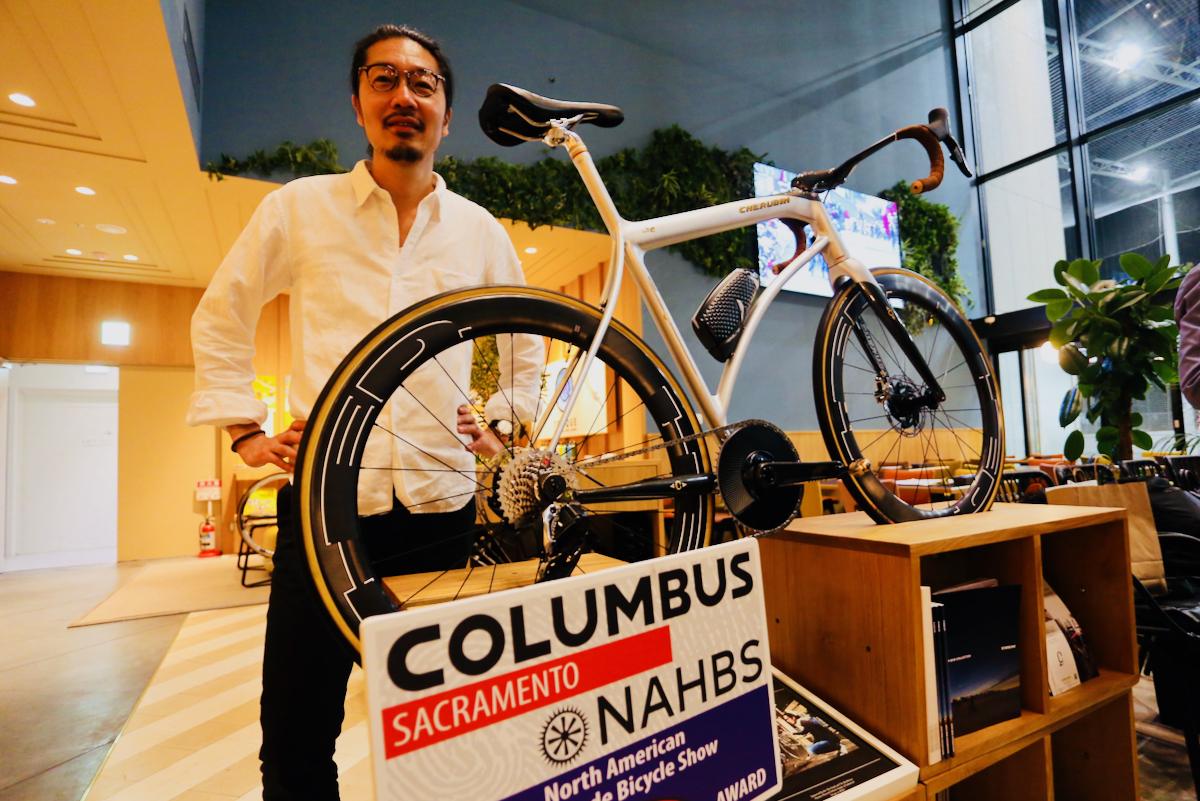 今野真一氏(CHERUBIM:今野製作所チーフビルダー)と、NAHBSでBest Columbus Awardを獲得したAirline