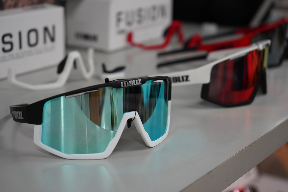 ブリスからはハーフリム+樹脂バンパーのFUSIONという一眼モデルが登場している