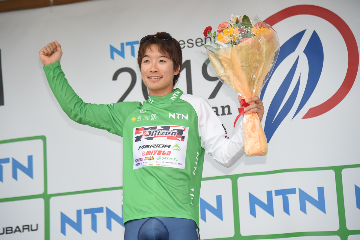リーダージャージを着た岡篤志(宇都宮ブリッツェン)