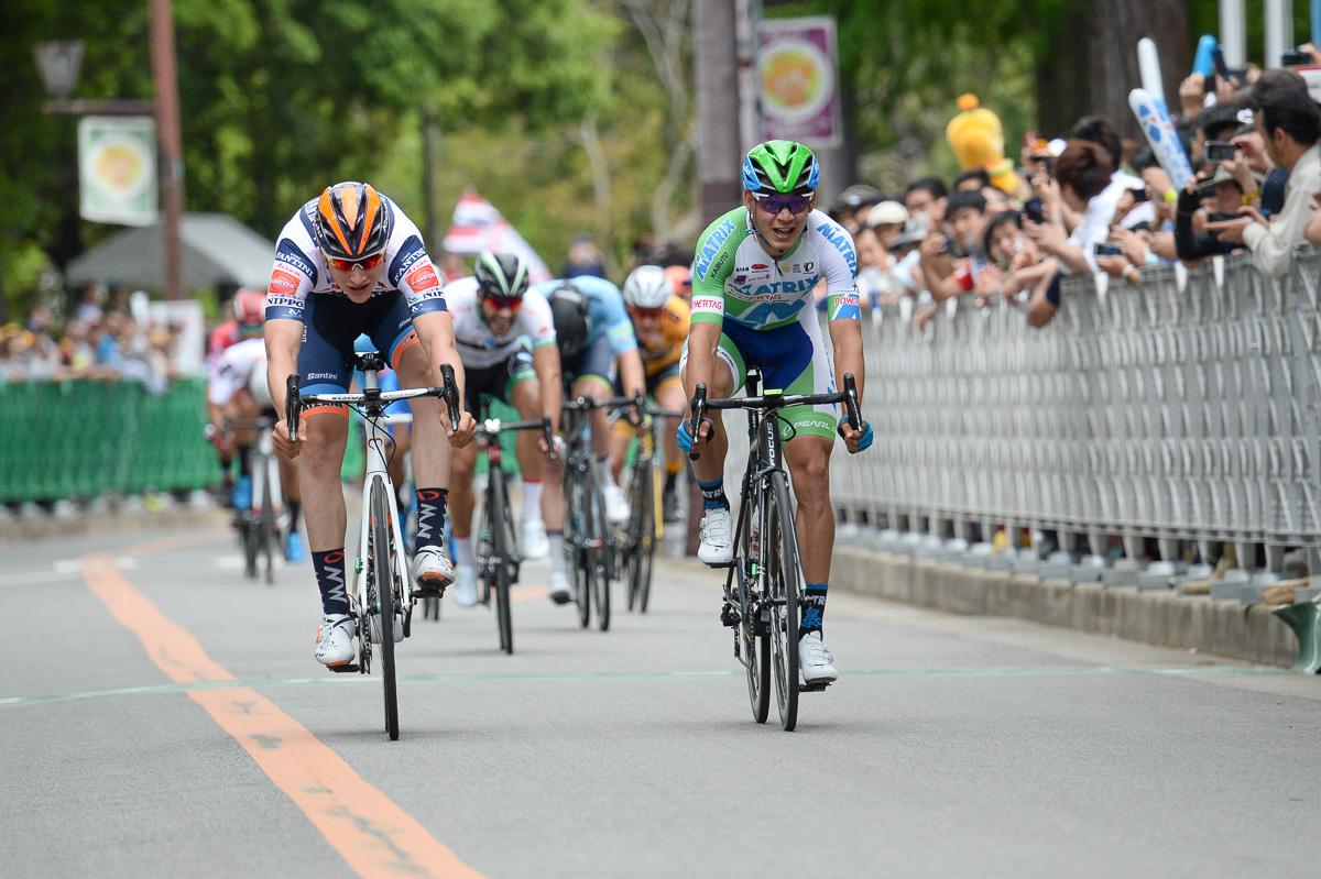 僅差のスプリントを制してオールイス・アルベルト・アウラール(マトリックスパワータグ・写真右)が優勝