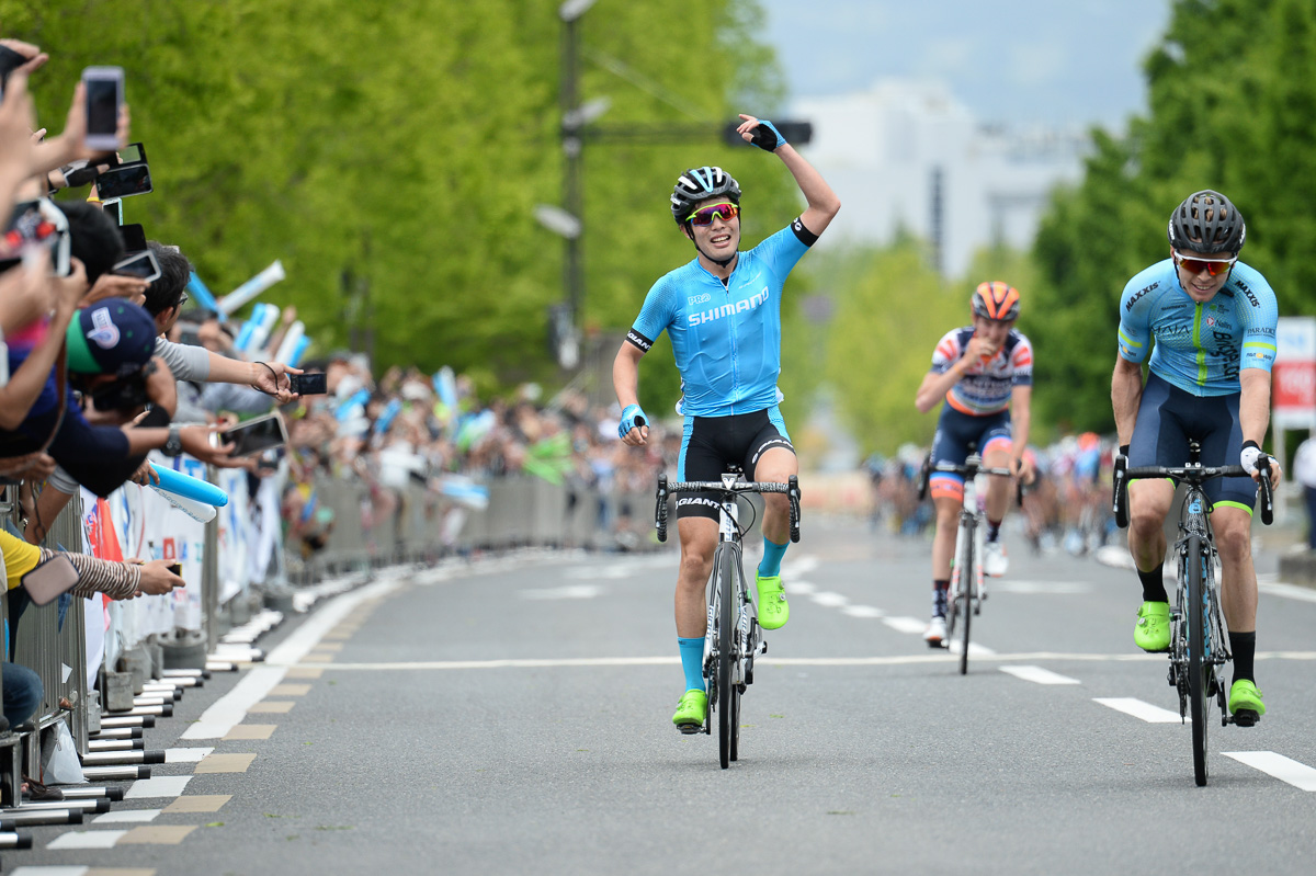 僅差で2位の入部正太朗(シマノレーシングチーム)は怒りと悔しさを交えてアピール