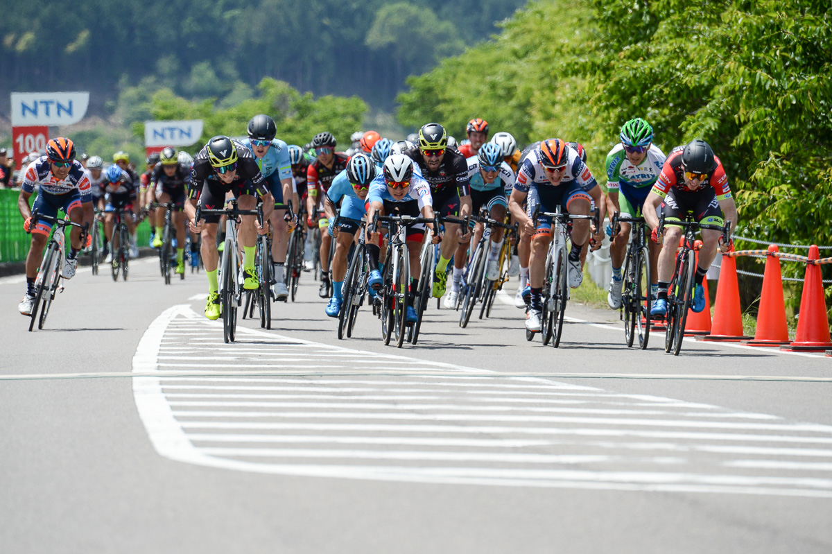 左端(写真右端)にレイモンド・クレダー(チーム右京)、中央に窪木一茂(チームブリヂストンサイクリング)横一線の勝負