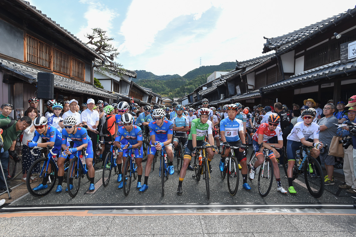 「うだつのあがる町並み」に揃った選手達 ホームチームは愛三工業レーシングチーム