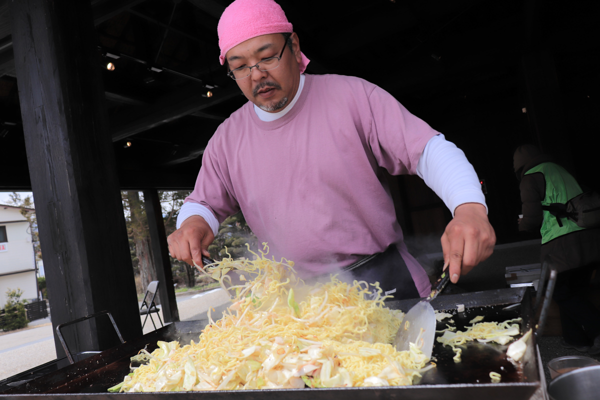 「いくらでもお代わりしてや!」と威勢よく焼きそばをつくってくれた