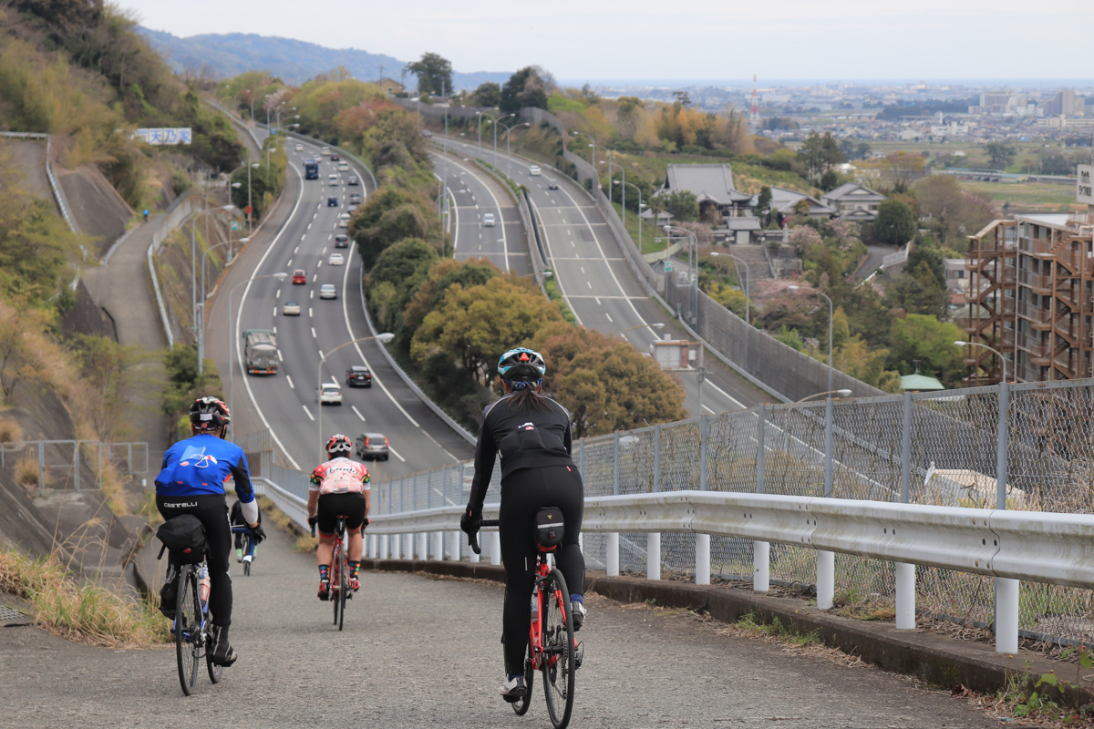東名高速道路の側道へと迷い込んでしまった。アップダウンが半端ない!