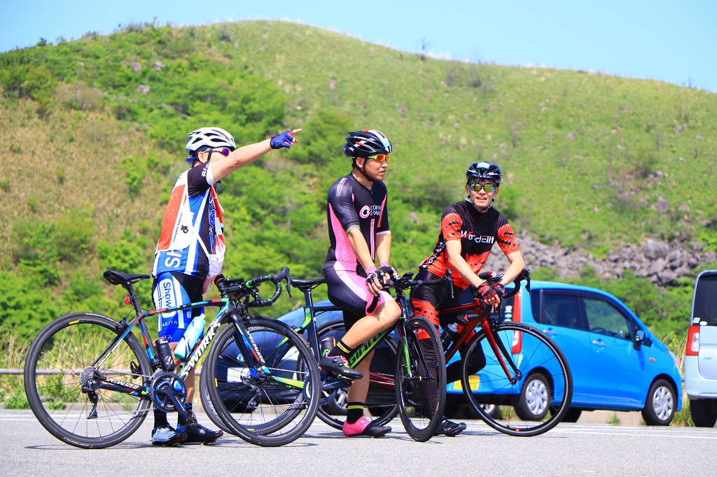もう少しでエイドですよ!とサポートライダーが指す