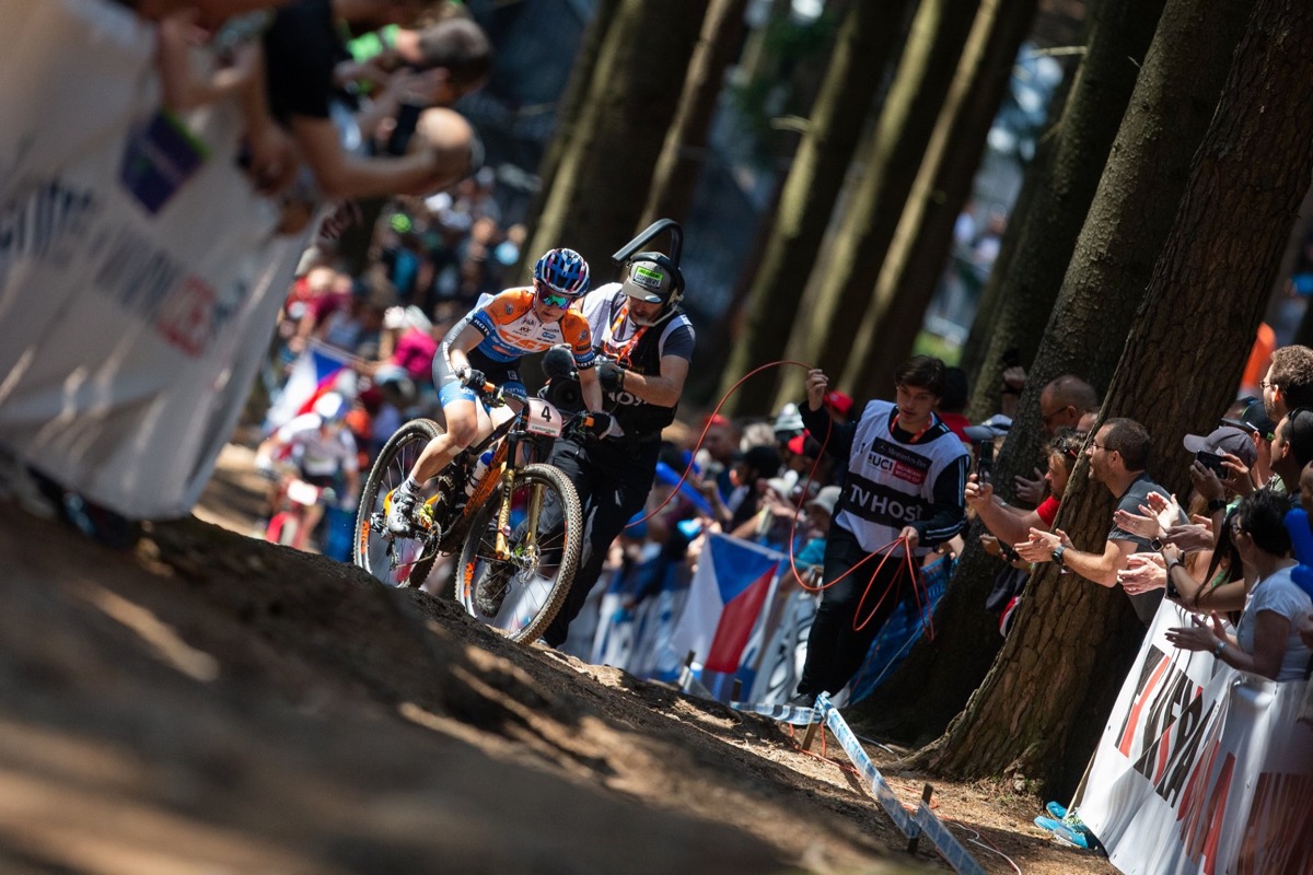 女子エリート 独走するアン・タウバー(オランダ、CST・サンド・バファンMTBレーシングチーム)