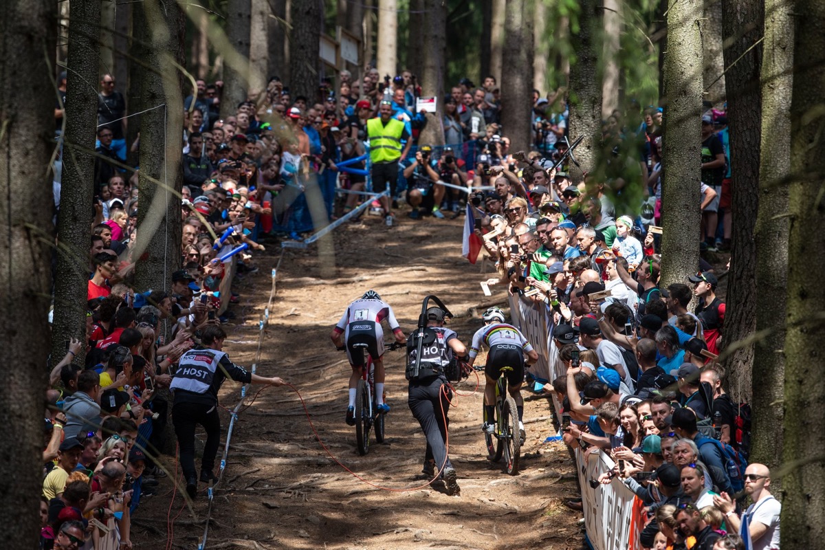 観客が詰め掛けた登りを走るニノ・シューター(スイス、スコット・スラムMTBレーシング)とマチュー・ファンデルポール(オランダ、コレンドン・サーカス)