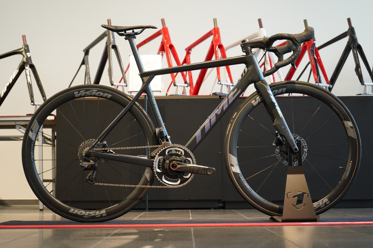 2020年モデルの顔となるALPE D'HUEZ 01(ダークグレイマット-グロスロゴ)