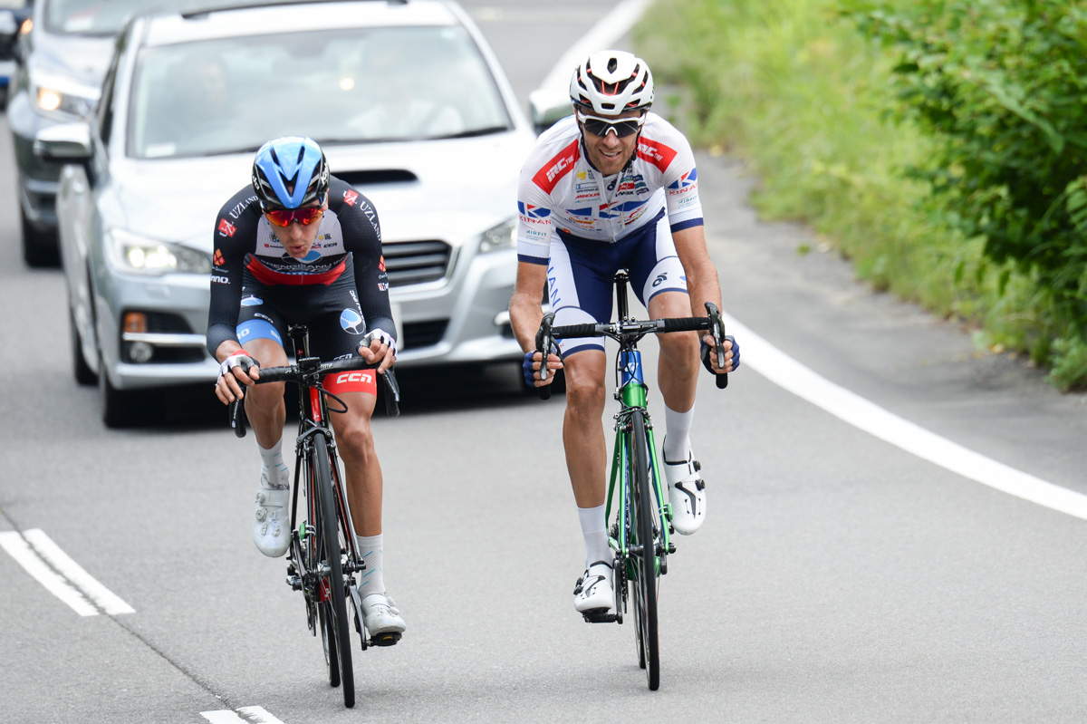 残り10km、単独先行のトマ・ルバ(キナンサイクリングチーム)にドリュー・モレ(トレンガヌ・INC・TSG・サイクリングチーム)が追いつく