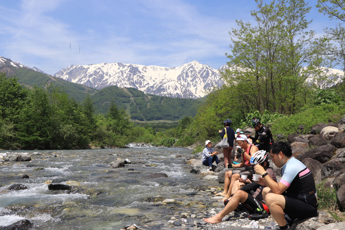 松川の冷たい水でクールダウン