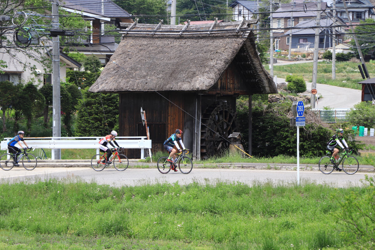 そばが有名な美麻地区、水車小屋でそば粉を挽く