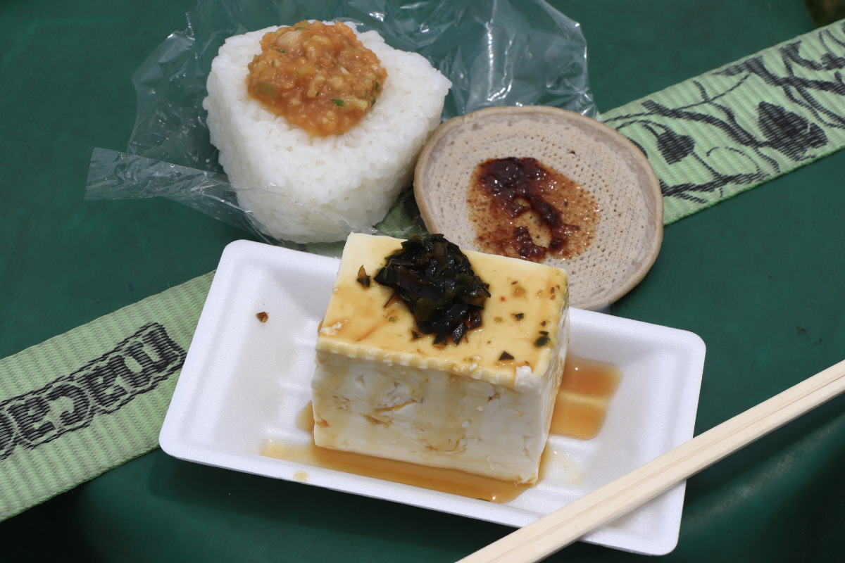 そばのうす焼きと行者にんにくを漬けたタレを乗せた冷奴