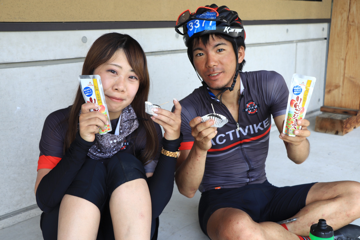 甘いごまのおはぎとりんごジュースでフィニッシュまでのエネルギーを補給
