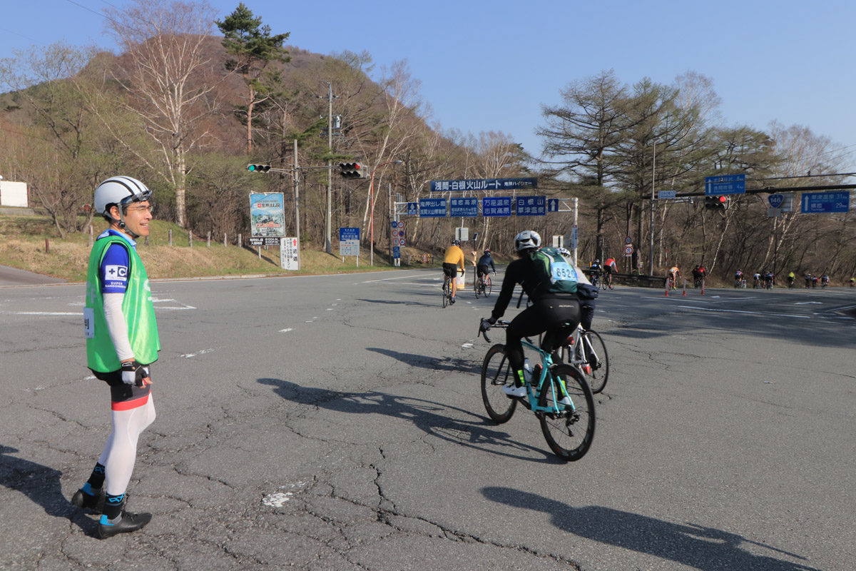 白糸ハイランドウェイから一般道に出るところではサポートライダーの交通誘導が