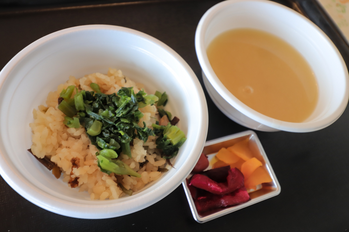 山菜ご飯と味噌汁のヘルシーランチその1が供される