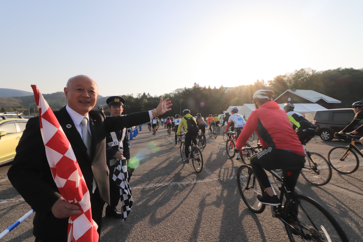 軽井沢町長の藤巻進さんが参加者をお見送り