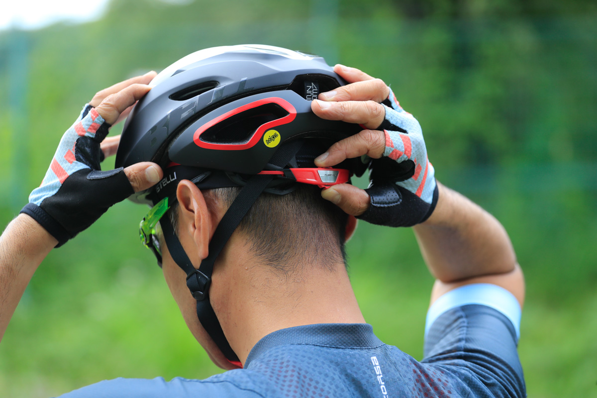 確実なクリック感のあるアジャスター機構「FLOAT FIT RACE」