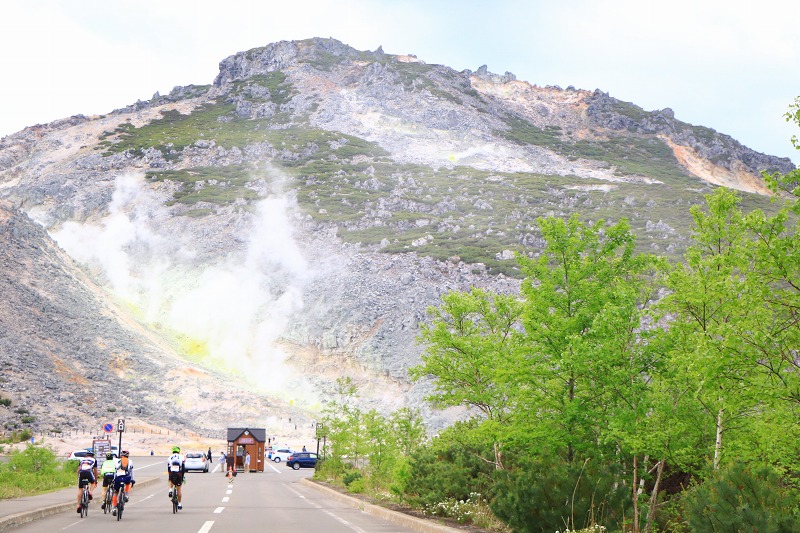 硫黄山へ到着 あたり一面に硫黄の匂いが立ち込めている