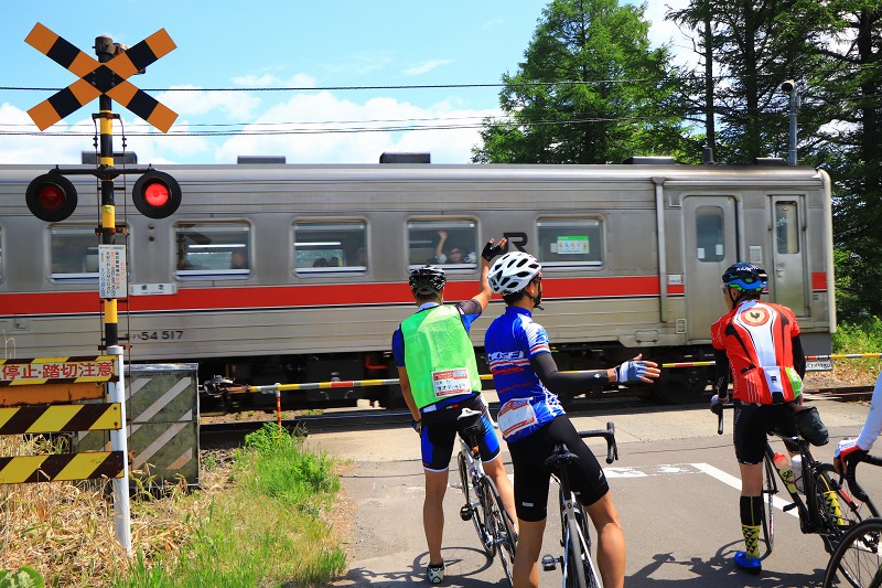 1日7本の釧網線が通過していきました 車内でも手を振り返してくれていたみたい