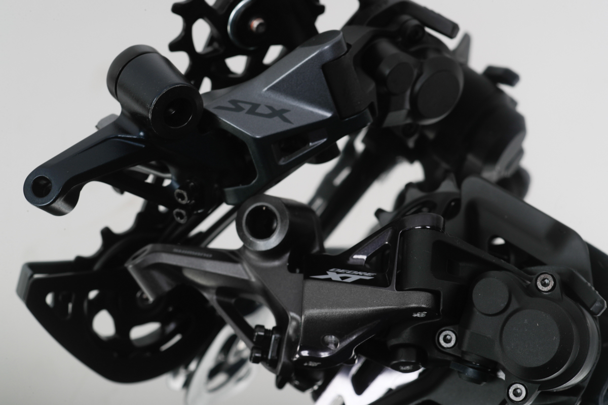 DEORE XT(手前)とSLX(奥)のリアディレイラー