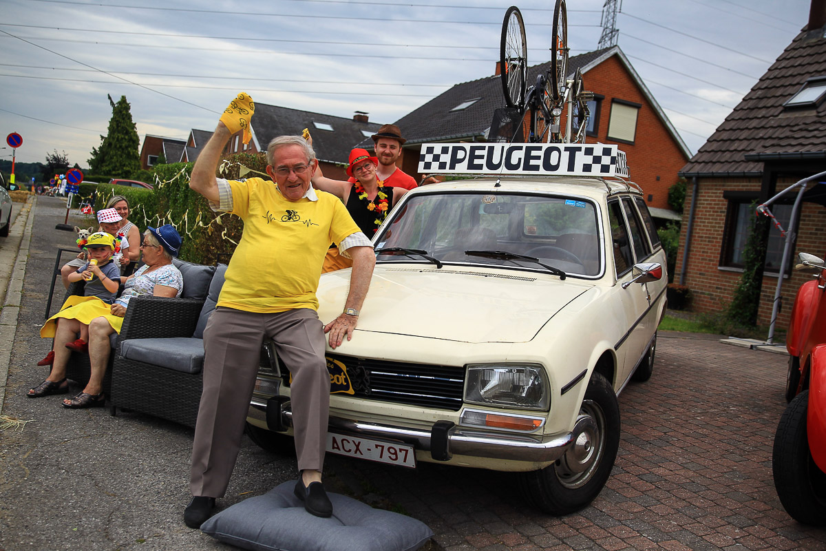 メルクスの時代を感じさせるPEUGEOTのサポートカー