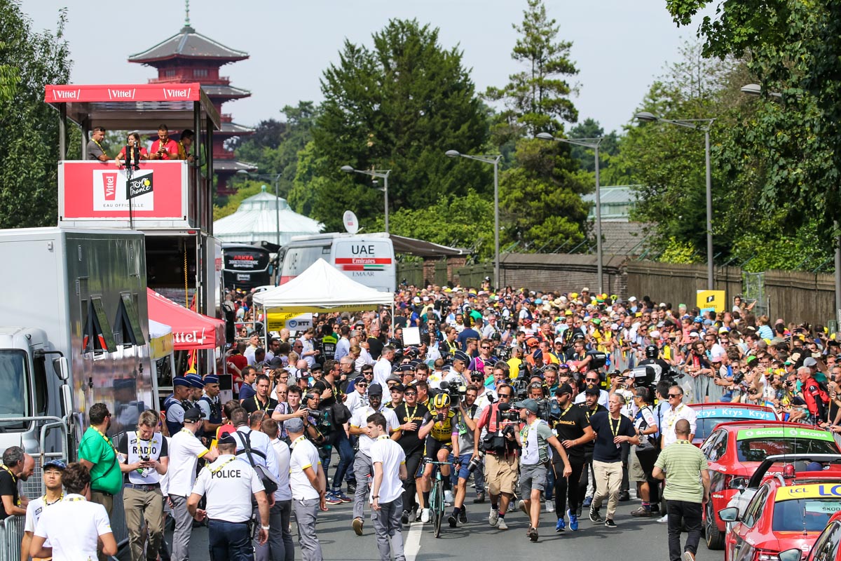 勝利が確定し、表彰台に向かうマイク・テウニッセン(オランダ、ユンボ・ヴィズマ)