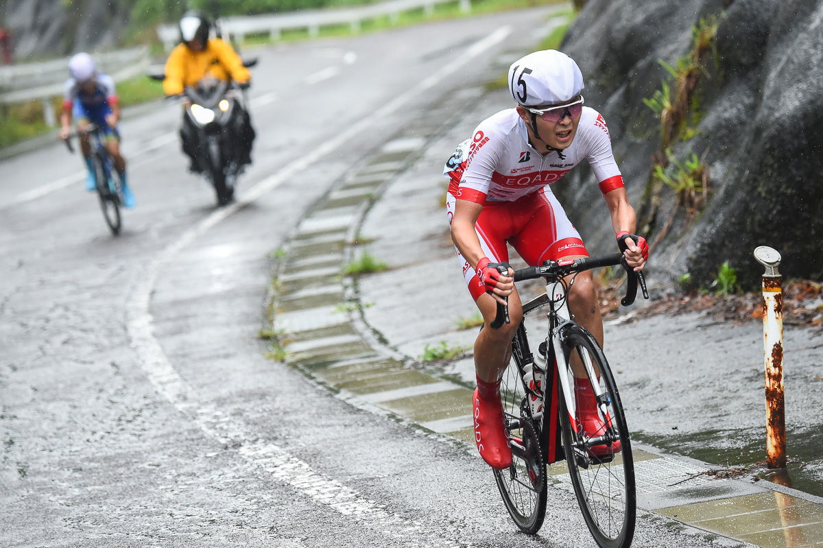 Y(ユース) 残り2km付近で湯浅博貴(EQADS)が永塩幸之介(群馬グリフィンエリート)を引き離す