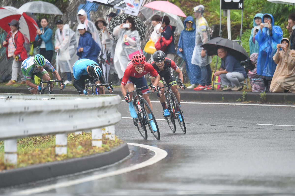 岡篤志(宇都宮ブリッツェン)先頭で残り50mを通過