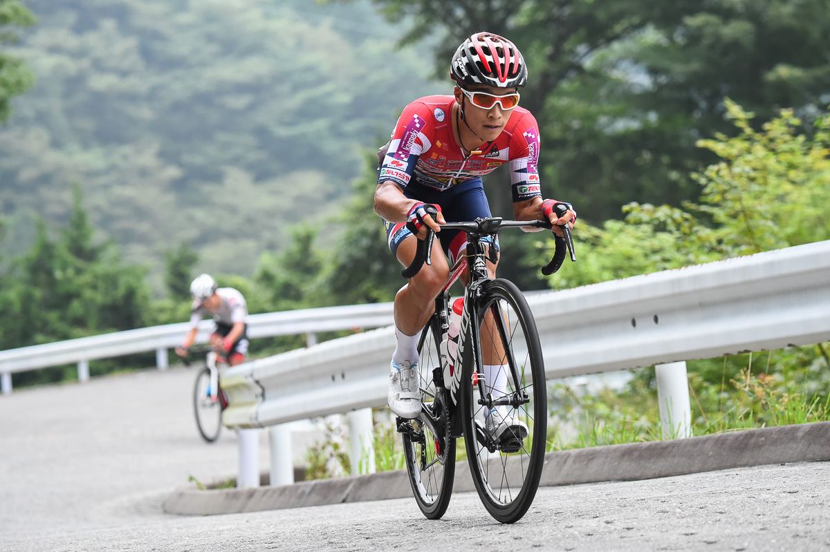 トップから7分遅れで三国峠を登る岡篤志(宇都宮ブリッツェン)