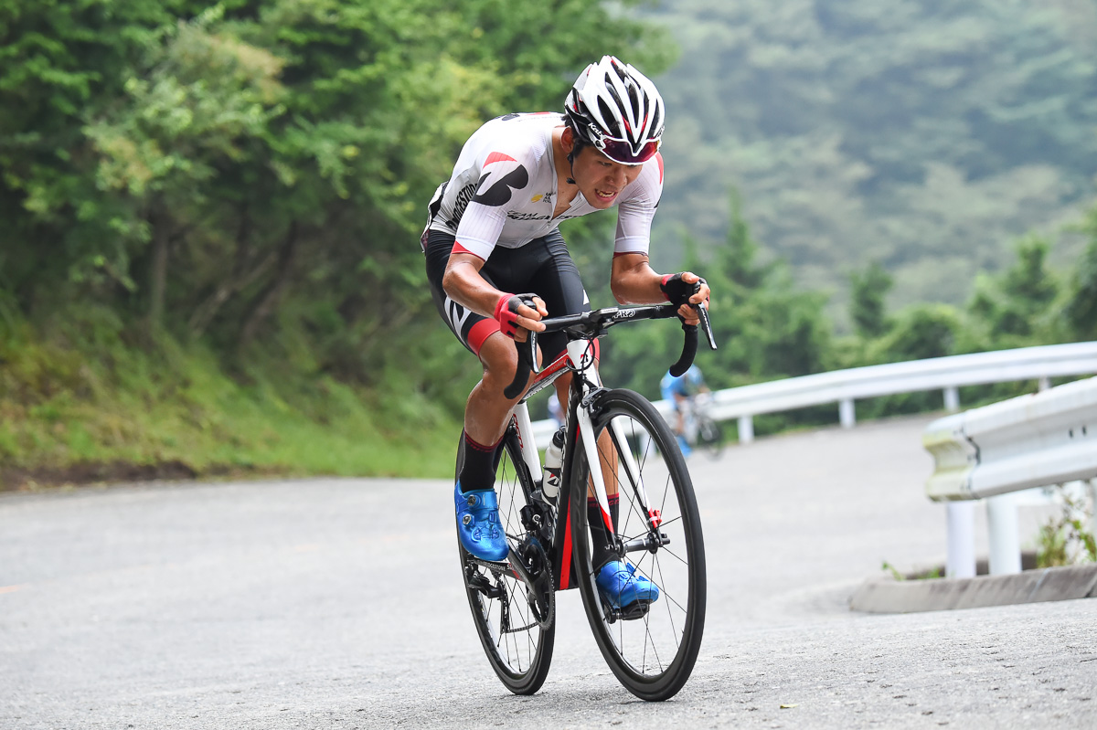 三国峠を登る石橋学(チームブリヂストンサイクリング)