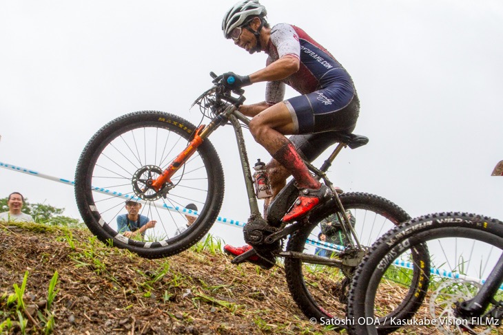 E-MTB XCO 電動パワーにアシストを受けて登坂する竹之内悠(Toyo Frame)
