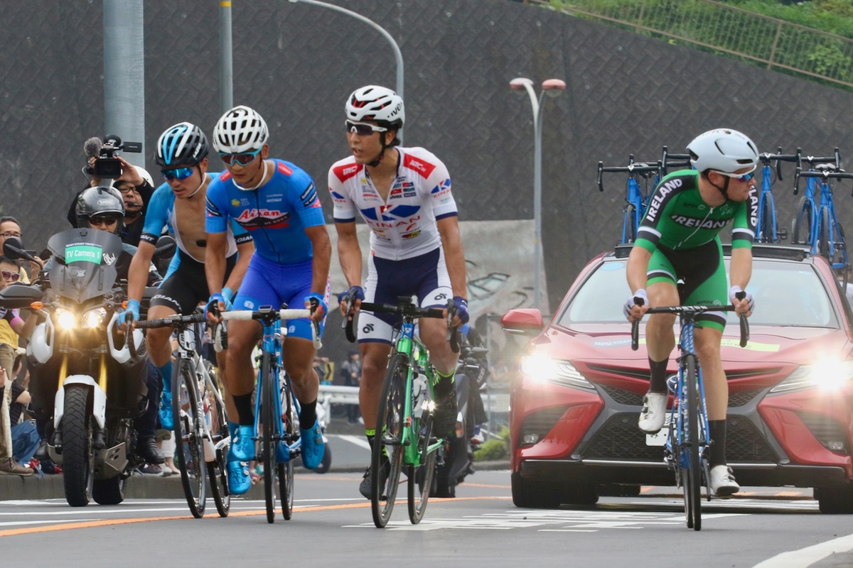 スタート直後から逃げた岡本隼人(愛三工業レーシング)や新城雄大(キナンサイクリングチーム)、横山航太(シマノレーシング)ら