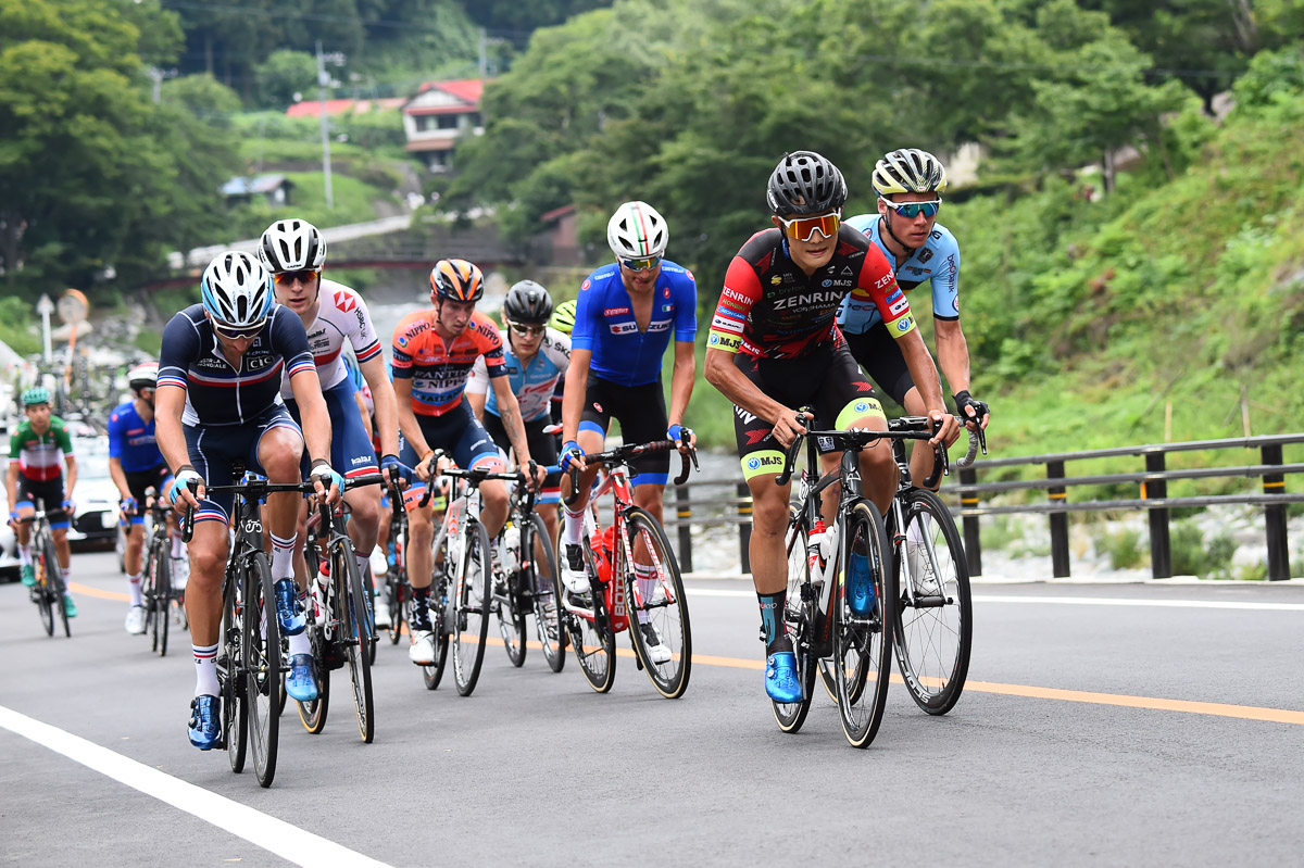 道志みちで追走集団の先頭を引く横塚浩平(チーム右京)