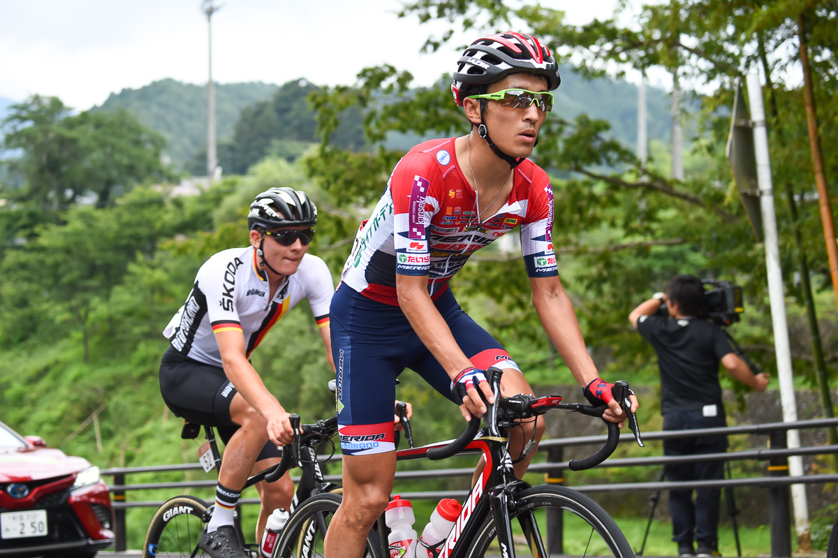 追走集団内で走る増田成幸(宇都宮ブリッツェン)