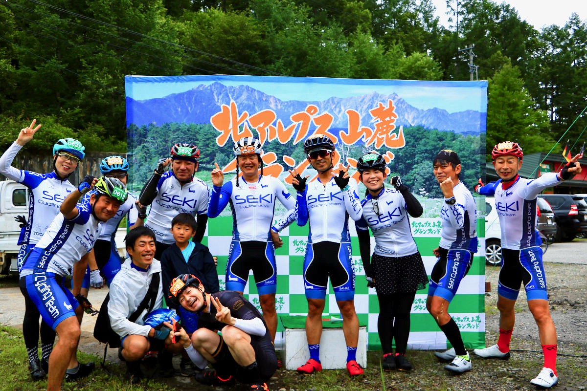 朝早くからでもやる気は十分!スタート前に大会パネルの前で記念撮影