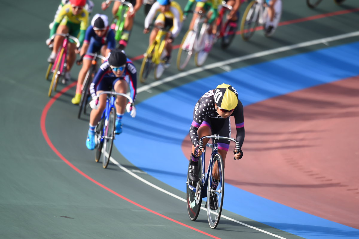 女子ポイントレース 集団から飛び出す渡部春雅(駒澤大学高校)