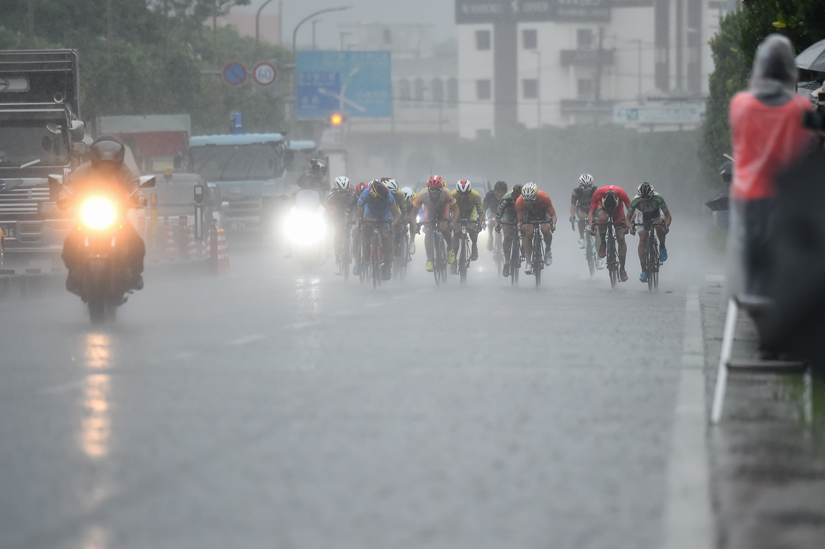 男子 豪雨の中スプリント勝負