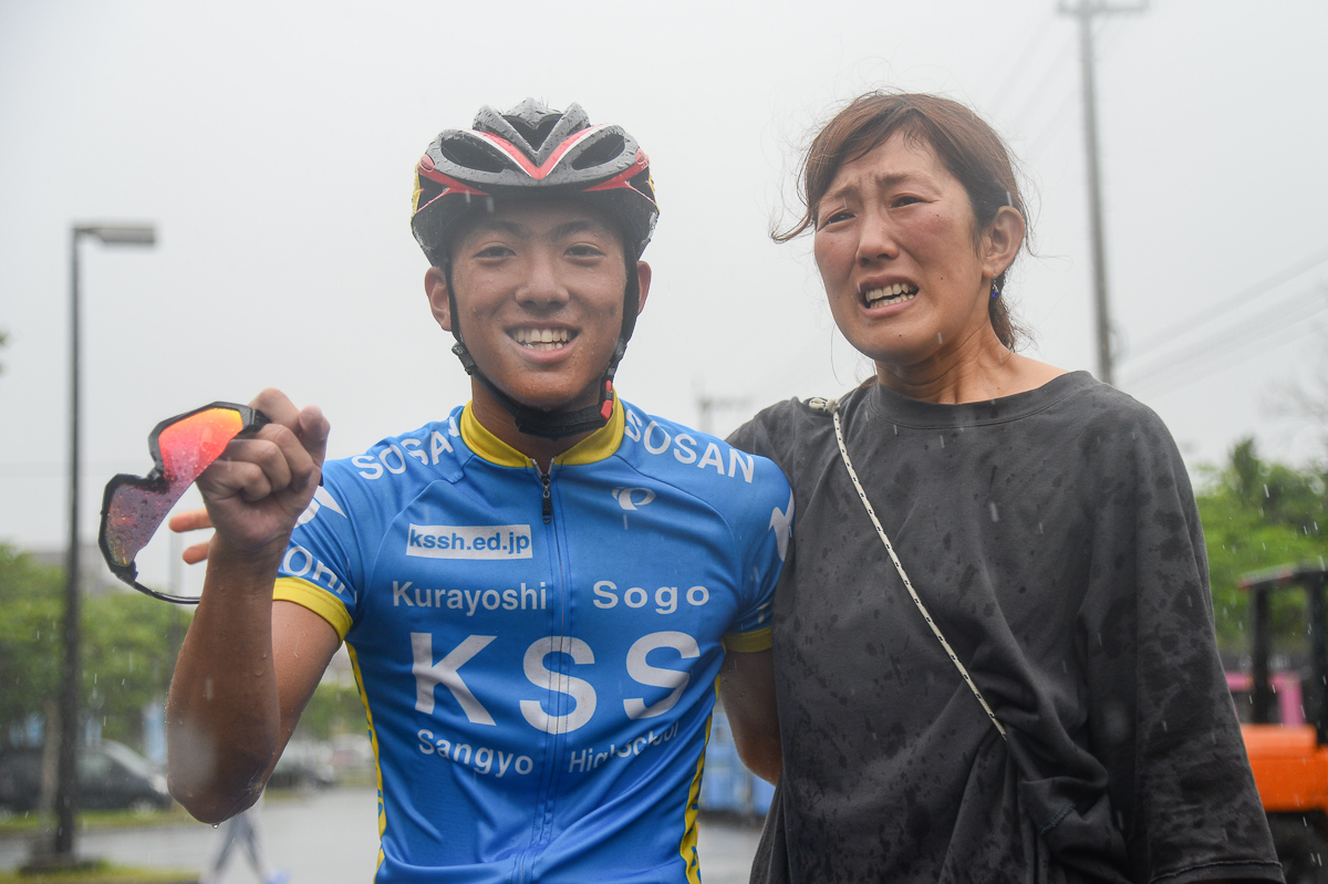 母と優勝を喜ぶ美甘星次郎(倉吉総産高校)