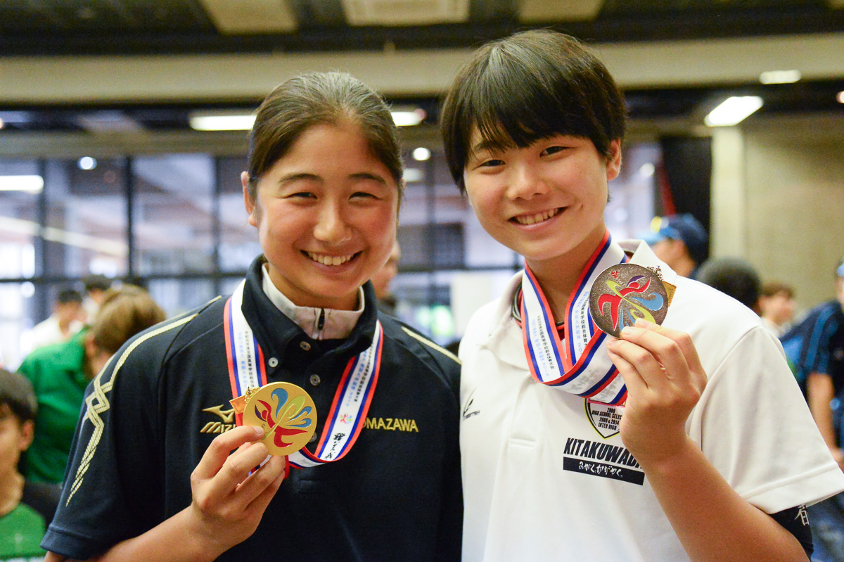 女子優勝の渡部春雅(駒澤大学高校・左)と、2位の石田唯(北桑田高校)共に2年生