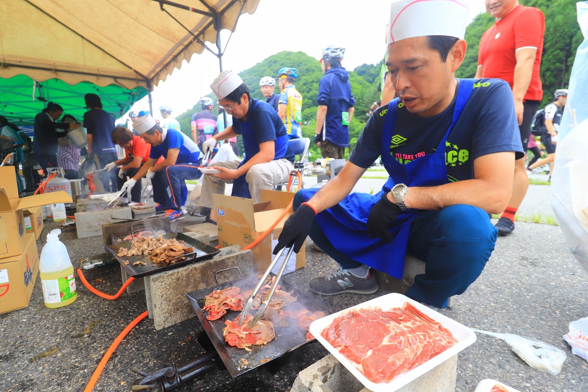 じゅうじゅうと焼かれるマトンたち おいしそうなにおいが漂ってきました