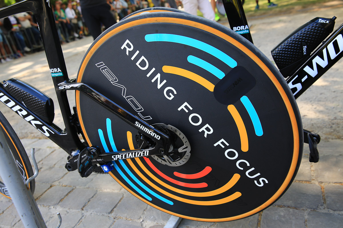 ロヴァールの321ディスクホイール 描かれている”RIDING FOR FOCUS”とは、スペシャライズド財団が提唱するADHDの子供たちへ自転車を届けるためのプログラム