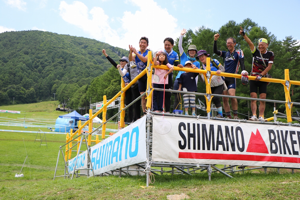 パノラマスタンドで仲間たちを応援!