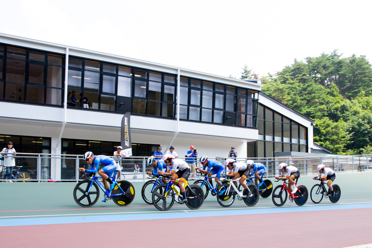 男子4kmチーム・パーシュート決勝 対戦相手の東京ヴェントスをTRACK TEAM AISANが追い越して行く