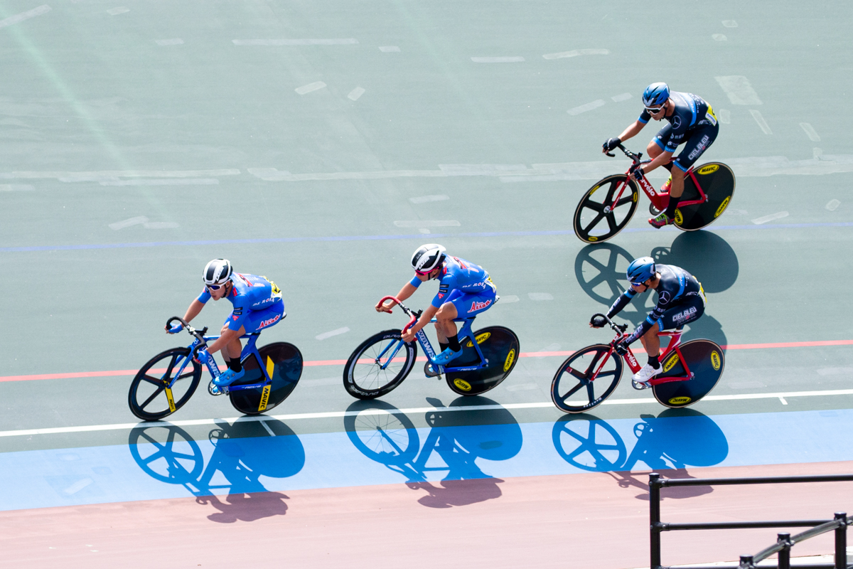 男子ポイントレース レース序盤は原田・冨尾のCIEL BLEU KANOYAコンビと渡邊・大前のTRACK TEAM AISANコンビの4名が集団から先行する
