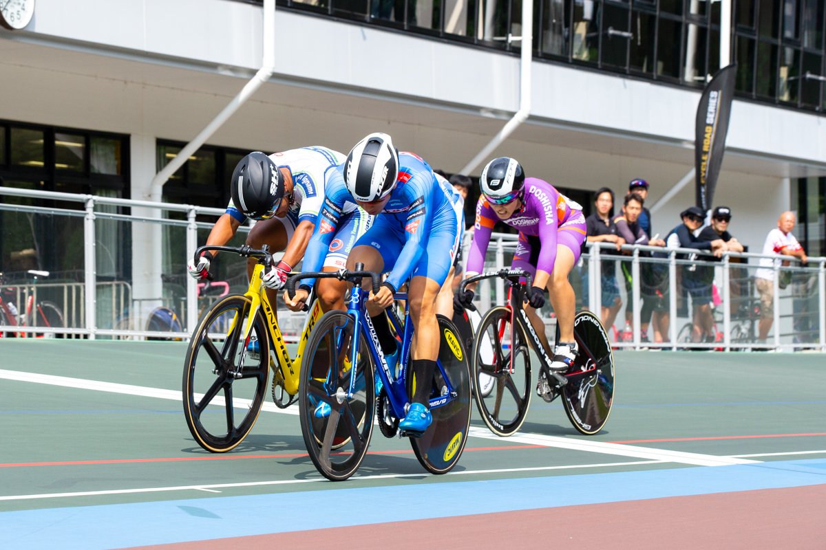 男子ケイリン ハンドルの投げ合いを草場啓吾(TRACK TEAM AISAN)が制して優勝